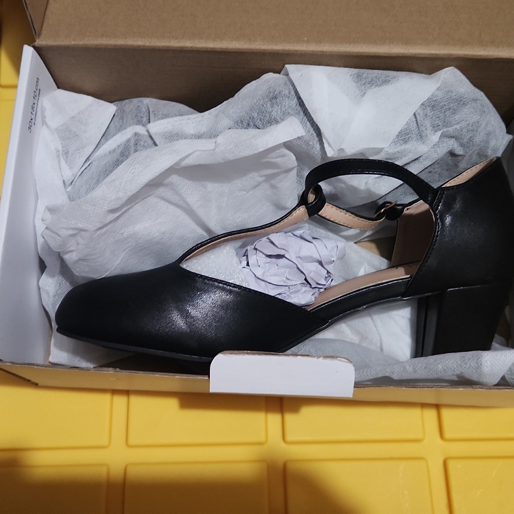 Shoes - Picture 4 of 4